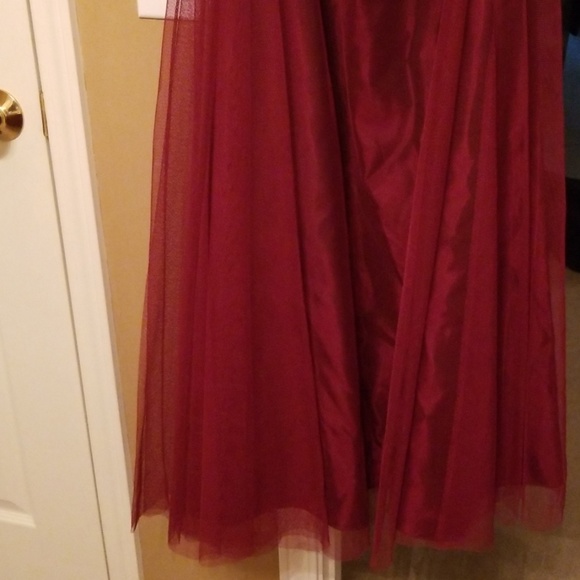 Vera Wang burgundy evening gown - Picture 5 of 8